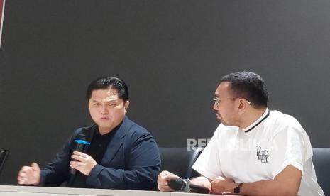 Ketua Umum PSSI Erick Thohir dan Anggota Komite Eksekutif (Exco) PSSI Arya Sinulingga (kanan) di Kantor PSSI, GBK Arena, Jakarta, Rabu (19/4/2023). 