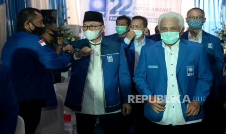 Ketua Umum PAN Zulkifli Hasan (dua kiri) bersama Ketua MPP PAN Hatta Rajasa (dua kanan), Ketua Dewan Kehormatan Soetrisno Bachir (tengah) dan Sekjen PAN Eddy Soeparno (kanan) menyapa pengurus partai pada acara peringatan HUT ke-22 PAN di Jakarta, Ahad (23/8). Acara peringatan HUT ke-22 PAN dengan tagline Bakti Nyata Untuk Indonesia ini dihadiri oleh petinggi PAN namun acara tetap digelar secara daring dengan DPW dan DPD Se-Indonesia.Prayogi/Republika  