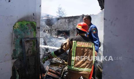 Petugas Disdamkar Kabupaten Garut, berjibaku memadamkan api yang membakar ruang logistik RSUD dr Slamet Garut, Jalan RSU, Kecamatan Tarogong Kidul, Kabupaten Garut, Minggu (1/10/2023). Dok. Diskominfo Kabupaten Garut.