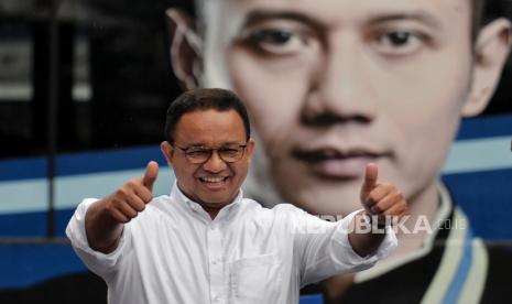 Bakal calon presiden dari Koalisi Perubahan Anies Baswedan  menyapa kader partai Demokrat saat tiba di kantor DPP Partai Demokrat, Jakarta, Kamis (2/3/2023). Kunjungan Anies ke kantor DPP Demokrat tersebut untuk melakukan pertemuan bersama Majelis Tinggi Partai Demokrat