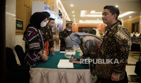 Tamu undangan tiba di acara Anugerah Syariah Republika di Jakarta. Direktur Bisnis dan Kewirausahaan Syariah ME KNEKS, Putu Rahwidhiyasa menyampaikan KNEKS terus berkomitmen untuk mengorkestrasi pengembangan ekonomi syariah.