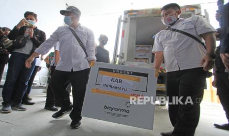 Petugas menurunkan kotak berisi vaksin Covid-19 Sinovac dari mobil saat tiba di gudang farmasi Dinas Kesehatan Kabupaten Indramayu, Jawa Barat, Rabu (27/1/2021). Dinas Kesehatan Kabupaten Indramayu menerima sebanyak 9.200 dosis vaksin COVID-19 Sinovac untuk 4.600 tenaga kesehatan guna pencegahan penularan COVID-19. 