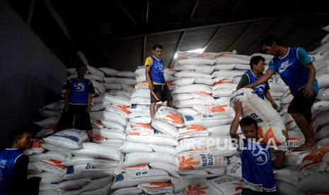 Pekerja mengangkat beras saat bongkar muat di Pasar Induk Beras Cipinang, Jakarta, Rabu (4/10/2023). Menteri BUMN Erick Thohir memastikan stok beras aman untuk Oktober dan November 2023. Tercatat pada Oktober ketersediaan beras Perum Bulog sebanyak 1,7 juta ton dan ditargetkan menjadi 2 juta ton pada November 2023.