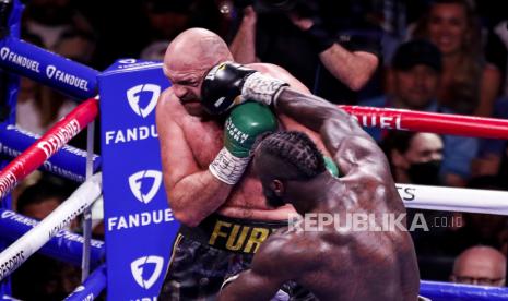 Deontay Wilder dari AS (kanan) beraksi melawan Tyson Fury dari Inggris selama 12 ronde pertarungan gelar juara dunia kelas berat WBC di arena T-Mobile di Las Vegas, Nevada, AS, 09 Oktober 2021.