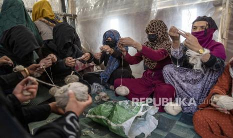  Perempuan Afghanistan menenun wol untuk membuat karpet di pabrik karpet tradisional di Kabul, Afghanistan, Senin (6//32023). Setelah Taliban berkuasa di Afghanistan, banyak hak dasar perempuan telah dirampas.