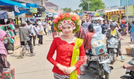 Gadis Ngarot saat pelaksanaan upacara adat Ngarot di Desa Lelea, Kecamatan Lelea, Kabupaten Indramayu, Jawa Barat, Rabu (13/12/2023). 