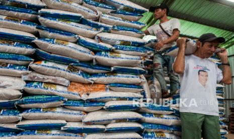 Pekerja mengangkut karung beras di Perum Bulog Subdivre Lebak-Pandeglang, Banten, Kamis (18/6/2020). Ketersediaan stok beras bulog di dua Kabupaten Pandeglang dan Lebak dipastikan aman meskipun di tengah wabah pandemi COVID-19 hingga tiga bulan ke depan dengan stok mencapai 3