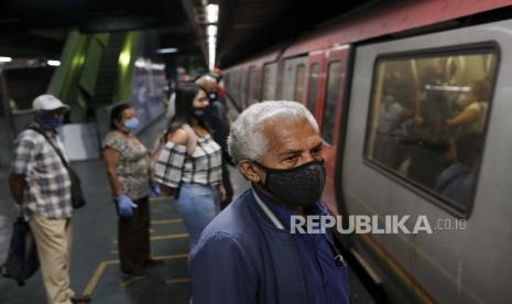 dolar AS. Para penumpang yang mengenakan masker pelindung wajah di tengah pandemi virus corona baru, berdiri di peron kereta bawah tanah di Caracas, Venezuela, Selasa, 2 Maret 2021. Setelah kenaikan tarif mulai berlaku tahun lalu, pemerintah Venezuela memerintahkan kenaikan tarif baru ditetapkan pada 20.000 Bolivar per perjalanan sekali jalan, setara dengan satu sen AS.