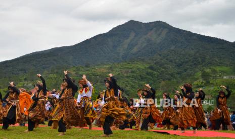 Penari menggunakan kain panjang saat pertunjukan tari massal Festival Talago Kamba di Nagari Tabek Patah, Tanah Datar, Sumatera Barat, Sabtu (1/7/2023). Festival yang digelar dalam rangka Satu Nagari Satu Event itu menghadirkan tradisi seni budaya khas Nagari Tabek Patah sekaligus memperkenalkan potensi pariwisata di desa itu. 