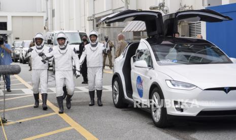  Astronot NASA Mike Hopkins, Victor Glover, Shannon Walker, dan astronot Japan Aerospace Exploration Agency (JAXA) Soichi Noguchi, mengenakan pakaian antariksa SpaceX, duduk di kendaraan Tesla saat mereka bersiap untuk berangkat dari Neil A.Armstrong Operations and Checkout Building untuk Launch Complex 39A selama gladi resik Kamis, 12 November 2020, di Pusat Antariksa Kennedy NASA di Cape Canaveral, Florida, untuk peluncuran 14 November ke Stasiun Luar Angkasa Internasional 