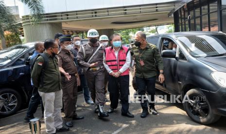 Tersangka kasus dugaan korupsi pemilik PT Duta Palma Group, Surya Darmadi mengenakan rompi tahanan saat tiba di Kejaksaan Agung, Jakarta, Kamis (18/8/2022). Surya Darmadi kembali diperiksa oleh penyidik Jaksa Agung Muda Bidang Tindak Pidana Khusus (Jampidsus) terkait kasus dugaan tindak pidana korupsi penguasaan lahan sawit seluas 37.095 hektar di wilayah Indragiri Hulu, Riau dengan nilai kerugian negara diperkirakan mencapai Rp78 triliun. Republika/Thoudy Badai