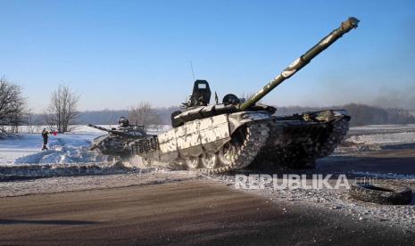  Dalam foto yang diambil dari video yang disediakan oleh Layanan Pers Kementerian Pertahanan Rusia pada hari Selasa, 15 Februari 2022, tank tentara Rusia kembali ke pangkalan permanen mereka setelah latihan di Rusia. Dalam apa yang bisa menjadi tanda lain bahwa Kremlin ingin menurunkan suhu, Kementerian Pertahanan Rusia mengumumkan Selasa bahwa beberapa unit yang berpartisipasi dalam latihan militer akan mulai kembali ke pangkalan mereka.