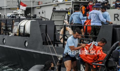 Sejumlah prajurit TNI membawa temuan saat pencarian korban dan puing pesawat Sriwijaya Air nomor penerbangan SJ 182 di perairan Kepulauan Seribu, Jakarta, Selasa (12/1). Pada hari keempat pencarian tim SAR menambah satu kapal untuk memperkuat operasi pencarian korban, puing, dan kotak hitam pesawat Sriwijaya Air SJ182 menjadi 54 kapal. Republika/Putra M. Akbar