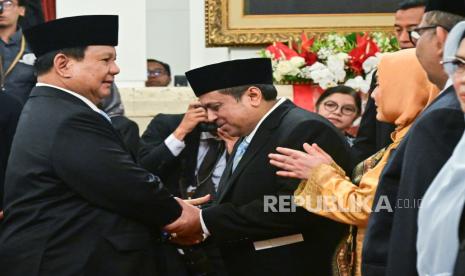 Presiden Prabowo memberikan ucapan selamat kepada Kepala Badan Penyelenggara Jaminan Produk Halal Haikal Hassan (kiri) seusai dilantik di Istana Negara, Jakarta, Selasa (22/10/2024). Presiden Prabowo melantik Ketua Mahkamah Agung (MA) serta Kepala Badan, Gubernur Lemhanas, Utusan Khusus Presiden, Penasihat Khusus Presiden, dan Staf Khusus Presiden pada Kabinet Merah Putih 2024-2029. 