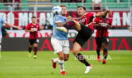  Bek AC Milan Alessio Romagnoli (kanan) dan penyerang Lazio Ciro Immobile beraksi pada pertandingan sepak bola Serie A Italia AC Milan vs SS Lazio di Stadion Giuseppe Meazza di Milan, Italia, Ahad (12/9). 