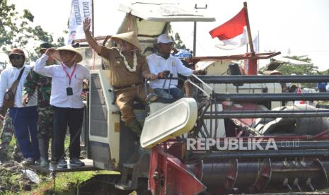 Sebanyak 72 hektare sawah di Kabupaten Cirebon dijadikan sebagai demonstration plot (Demplot) atau lahan percontohan untuk menerapkan Climate Smart Agriculture (CSA) Strategic Irrigation Modernization and Urgent Rehabilitation Project (SIMURP) atau teknologi Pertanian Cerdas Iklim. 