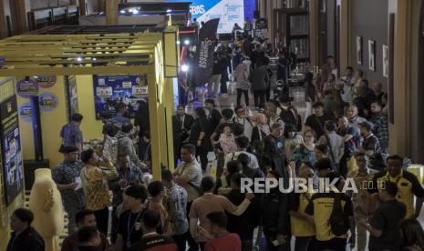 Pengunjung melihat mobil yang dipajang pada pameran otomotif Gaikindo Indonesia International Auto Show (GIIAS). (ilusrasi)