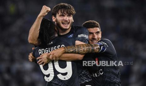 Pemain Napoli Khvicha Kvaratskhelia merayakan (tengah) saat merayakan gol.