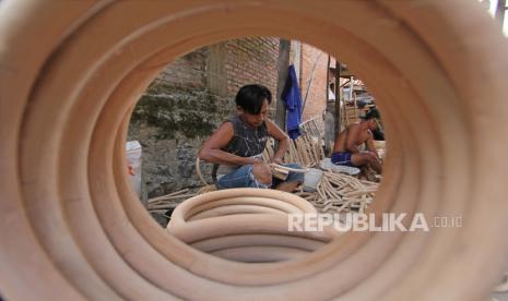 Perajin menyelesaikan pembuatan kursi rotan di Kabupaten Cirebon, Jawa Barat. (Ilustrasi)