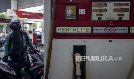 Pengendara motor mengantre untuk mengisi BBM jenis Pertalite (ilustrasi). PT Pertamina Patra Niaga Area Sumbagut menyatakan penyaluran bahan bakar jenis Pertalite dan gas LPG 3 Kilogram di Sumatra Barat mengalami kenaikan seiring operasi Satuan Tugas Ramadan dan Idul Fitri 1444 Hijriah.