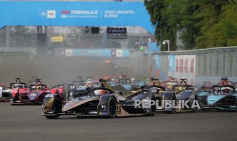 Pembalap DS Techeetah Jean-Eric Vergne dari Prancis memimpin balapan pada start balapan mobil Formula E Jakarta E-Prix di Jakarta, Indonesia, Sabtu, 4 Juni 2022. Pada tahun ini, Formula E akan kembali digelar di Ancol, Jakarta pada 3-4 Juni. (ilustrasi)