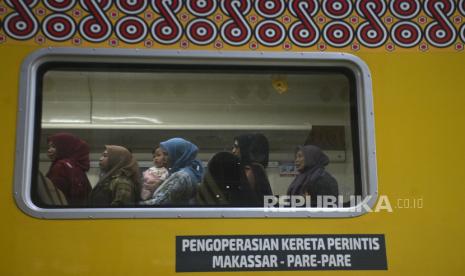 Sejumlah warga berada di dalam gerbongi kereta api di Stasiun Maros, Sulawesi Selatan, Selasa (10/1/2023). Presiden Joko Widodo (Jokowi) mengatakan, keterlambatan pembangunan transportasi massal di berbagai daerah di Indonesia menyebabkan terjadinya kemacetan di kota-kota besar.