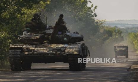 Sebuah tank Ukraina melaju di wilayah Donetsk, Ukraina timur, Kamis, 9 Juni 2022. Sekretaris Pers Pentagon John Kirby mengatakan, Rusia sedang bersiap mencaplok wilayah Ukraina.