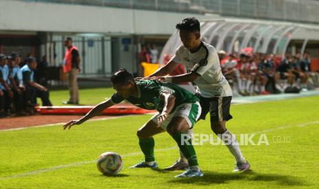 Sayap kanan RANS Nusantara, Irfan mencoba merebut bola dari bek kiri PSS Sleman Abduh Lestaluhu saat pertandingan pekan ke-22 BRI Liga 1 di Stadion Maguwoharjo, Sleman, Yogyakarta, Jumat (8/12/2023). Pada babak pertama PSS Sleman berhasil unggul 1-0 atas RANS Nusantara berkat gol dari tendangan bebas gelandang Jonathan Bustos.