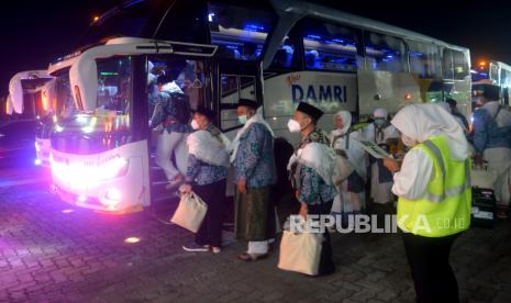 Jemaah calon haji natre naik bus saat acara pelepasan ke tanah suci di Asrama Haji Donohudan, Boyolali, Jawa Tengah, Jumat (3/6/2022). Sebanyak 356 calon haji menjadi pemberangkatan pertama menuju Madinah melalui Embarkasi Solo pada Sabtu (4/6/2022) pukul 00.30 WIB. Pemberangkatan kloter ini merupakan yang pertama sejak pandemi Covid-19.