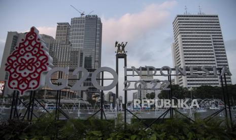 Logo Presidensi G20 Indonesia 2022 terpajang di Bundaran HI, Jakarta, Jumat (21/1/2022). AHM telah menyerahkan 20 unit Honda PCX Electric kepada Dinas Perhubungan Provinsi Bali sebagai kendaraan operasional petugas selama persiapan hingga penyelenggaraan KTT Presidensi G20.