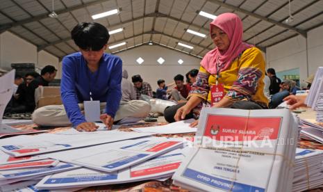 Pekerja melipat surat suara Pemilu 2024 di gudang KPU Tamanagung, Muntilan, Magelang, Jawa Tengah, Sabtu (23/12/2023). KPU Magelang mulai melakukan proses pelipatan surat suara DPRD Provinsi Jawa Tengah yang melibatkan sebanyak 245 warga setempat. 