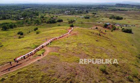 Foto aerial anggota karang taruna Puriala membentangkan bendera merah putih di kaki gunung Ahuawali, Kecamatan Puriala, Konawe, Sulawesi Tenggara, Rabu (28/10/2020)