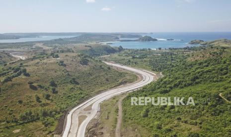 Foto udara infrastruktur jalan kawasan timur KEK Mandalika di Desa Kuta, Kecamatan Pujut, Praya, Lombok Tengah, NTB