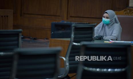 Terdakwa Pinangki Sirna Malasari mendengarkan keterangan saksi saat sidang lanjutan di Pengadilan Tipikor, Jakarta, Senin (30/11). Jaksa penuntut umum menghadirkan adik kandung terdakwa, Pungki Primarini sebagai saksi bersama empat saksi lainnya dalam sidang perkara dugaan suap dan gratifikasi pengurusan fatwa Mahkamah Agung (MA) Djoko Tjandra atas terdakwa Pinangki Sirna Malasari. Republika/Thoudy Badai