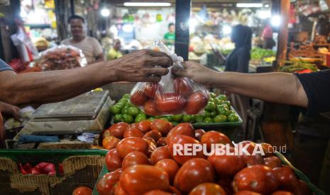 Pedagang melayani pembeli di Pasar Senen, Jakarta, Senin (2/12/2024). Badan Pusat Statistik (BPS) menyampaikan terdapat inflasi sebesar 0,44 persen pada Desember 2024 dibandingkan November 2024 (mtm).