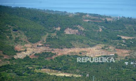 Foto udara kondisi pegunungan yang sebagian gundul dan rusak akibat penambangan di kawasan perbukitan Krueng Raya, Kabupaten Aceh Besar, Aceh, Kamis (14/5/2020). Aktivitas penambangan galian C  kawasan perbukitan dan pegunungan sepanjang pesisir pantai kabupaten Aceh Besar itu semakin meluas dan mengancam kelestarian lingkungan dan rawan terjadi banjir bandang serta longsor