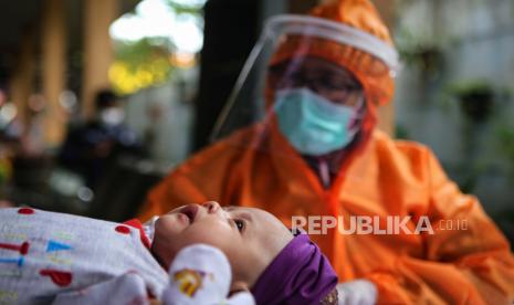 Petugas menimbang berat badan bayi di Puskesmas Karawaci Baru, Kota Tangerang, Banten, Rabu (13/5/2020). Bayi prematur dan bayi dengan berat badan lahir rendah berisiko mengalami stunting.