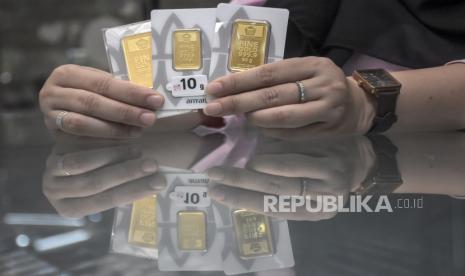 Dipantau dari laman Logam Mulia, harga emas Antam dibanderol Rp 1.528.000 per gram pada Jumat (27/12/2024).