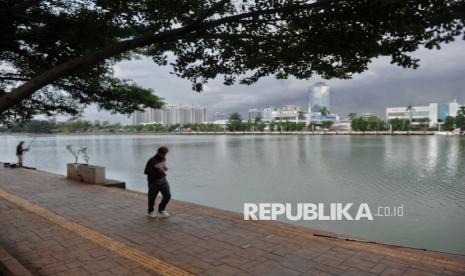 Warga berolahraga di kawasan Danau Sunter, Jakarta, Jumat (17/1/2025). Danau Sunter merupakan salah satu fasilitas publik yang dapat dimanfaatkan untuk beragam aktivitas  seperti memancing, berolahraga atau mengisi waktu bersantai saat sore hari dengan pemandangan danau. Keberadaan Danau tersebut dulunya pada tahun 1970-an difungsikan sebagai tempat penampungan air untuk mengantisipasi banjir di kawasan Jakarta Utara. Namun kini, Danau sunter lebih dikenal sebagai tempat wisata yang mendukung kegiatan rekreasi, seperti perahu angsa, jogging track serta tenda-tenda kuliner. Pemkot Jakarta Utara berencana akan menata ulang kawasan Danau Sunter pada akhir Januari 2025 untuk meningkatkan kenyamanan warga saat beraktivitas di kawasan tersebut serta memperkuat fungsi danau sebagai penampungan air antisipasi banjir.