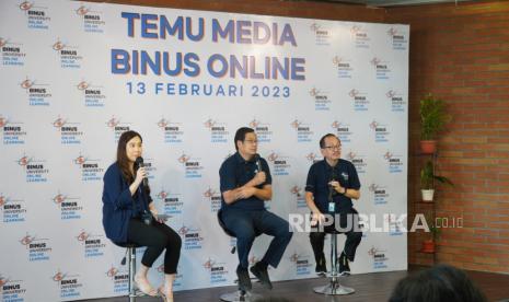 Rektor Binus University, Harjanto Prabowo, (tengah) dan Direktur Binus Online, Agus Putranto, dalam kegiatan Temu Media Binus Online di Kampus Anggrek Binus University, Jakarta Barat, Senin (13/2/2023). Pemerintah telah mengeluarkan program Rekognisi Pembelajaran Lampau (RPL), yakni pengakuan capaian pembelajaran seseorang yang telah didapatkan dari pendidikan formal, nonformal, informal, atau pengalaman kerja. RPL merupakan upaya mengatasi peningkatan keterampilan peserta didik dan memfasilitasi ke jalur pendidikan tinggi. Tapi, pengenalan RPL di kalangan calon mahasiswa dinilai masih belum cukup tinggi.