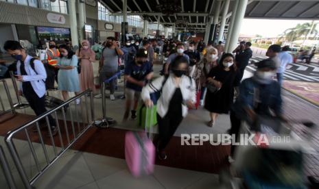 Calon penumpang antre masuk ke dalam Terminal 1 A Bandara Soekarno Hatta, Tangerang, Banten, Jumat (29/4/2022). PT Angkasa Pura II selaku pengelola Bandara Soekarno Hatta memprediksi arus mudik jalur udara yang melewati bandara Soetta akan terjadi pada H- 2 atau Sabtu (30/4/2022). 