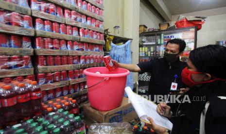 Petugas BBPOM mencatat kedaluwarsa minuman kaleng 