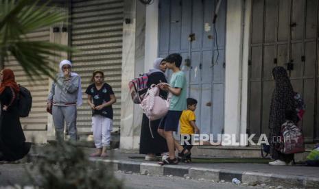 Warga Kota Gaza mengumpulkan beberapa harta benda saat mereka mulai mengungsi menyusul peringatan Israel akan peningkatan operasi militer di jalur Gaza, 14 Oktober 2023. Pasukan Pertahanan Israel (IDF) pada 13 Oktober telah menyerukan evakuasi seluruh warga sipil dari Gaza utara menjelang invasi darat yang diperkirakan.