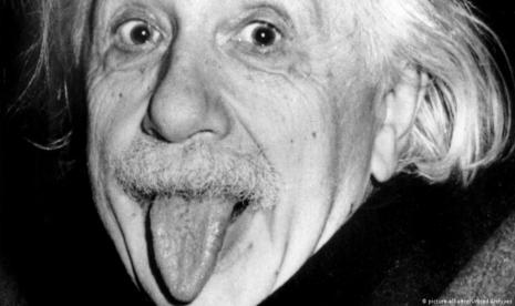 Saat Sang Profesor Julurkan Lidah: Kisah di Balik Foto Paling Ikonik Einstein