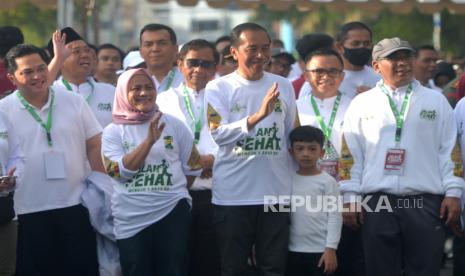 Presiden Joko Widodo bersama cucu Jan Ethes serta Ibu Iriana, Menteri BUMN Erick Thohir (kiri), dan Ketua Umum PBNU Yahya Cholil Staquf  mengikuti Jalan Sehat Menuju 1 Abad NU di Pura Mangkunegaran, Surakarta, Jawa Tengah, Ahad (22/1/2023). Ribuan warga Nahdliyin mengikuti jalan sehat bersama Presideden Joko Widodo dan beberapa menteri. Selain untuk olahraga, kegiatan ini dalan rangkaian kegiatan menyambut 1 Abad NU.