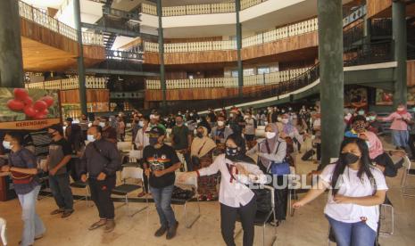 Sejumlah warga berolahraga sebelum melakukan vaksinasi massal di Setu Babakan Zona A, Jakarta Selatan, Senin (21/6/2021). Perkampungan Budaya Betawi Setu Babakan menjadi sentra vaksinasi massal untuk usia 18 tahun ke atas mulai dari tanggal 21 Juni - 30 Juni 2021 dengan kuota 600 orang per hari. 