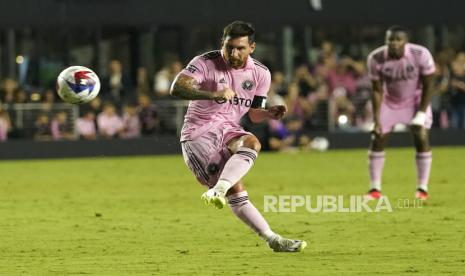 Penyerang Inter Miami Lionel Messi mencetak gol di Piala Liga atas tuan rumah Orlando City SC, Kamis (3/8/2023). 