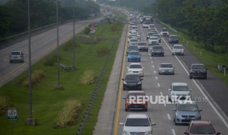 Kendaraan melaju di KM 188 Ruas tol Cipali, Jawa Barat. (Ilustrasi)