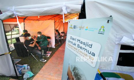 Kegiatan vaksinasi massal oleh Masjid Salman Institut Teknologi Bandung (ITB) di halaman Masjid Salman, Ahad (27/6). Masjid Salman ITB, merupakan masjid kampus pertama di Indonesia yang mengadakan vaksinasi Covid-19 secara massal yang diperuntukkan untuk masyarakat umum, mulai usia produktif hingga lansia. Kegiatan tersebut merupakan kontribusi Masjid Salman ITB di saat pandemi agar tercapai kekebalan kelompok (herd immunity).