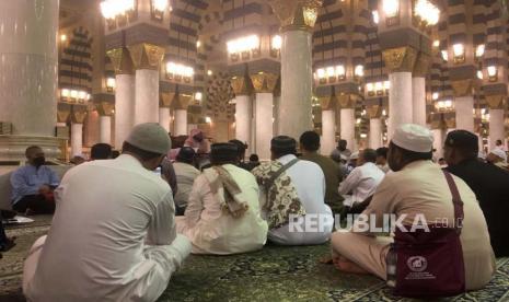 Ariful Bahri, Warga Negara Indonesia (WNI) asal Riau saat mengisi kajian di Masjid Nabawi, Madinah. Kajian ini biasanya berlangsung bada sholat Magrib dengan materi kajian berbahasa Indonesia.